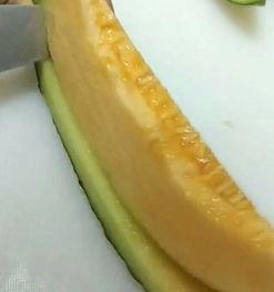 小孩吃蜜瓜,小孩品尝蜜瓜的欢乐时光